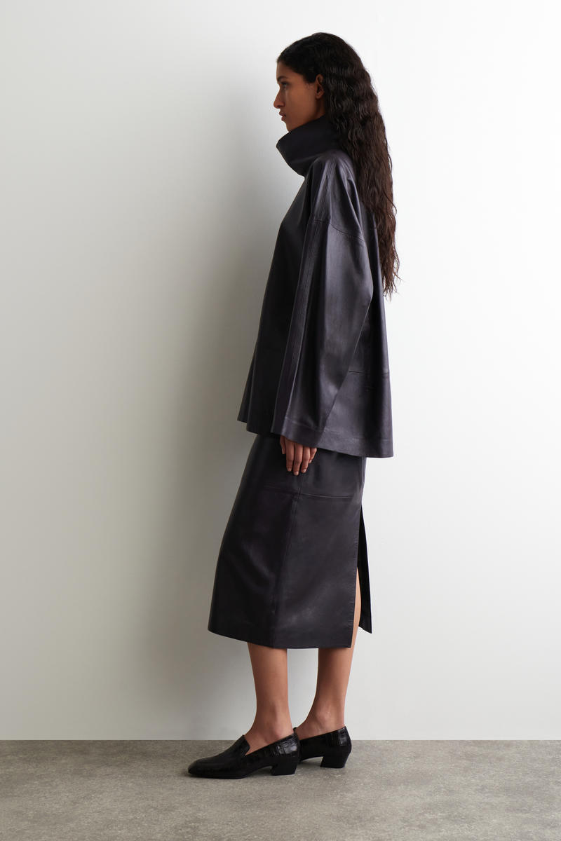 COS レザーファンネルネックトップ