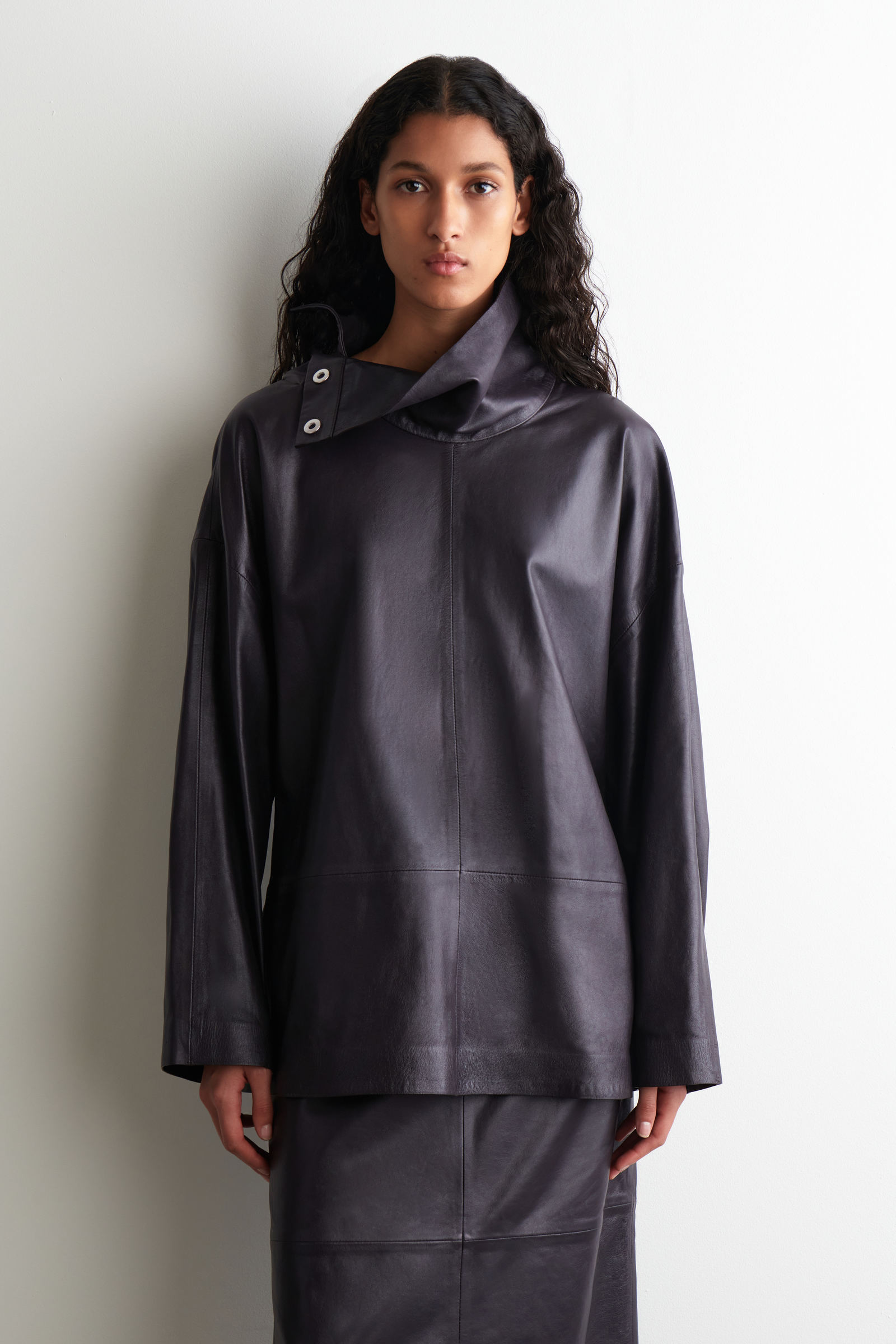 LEATHER FUNNEL-NECK TOP レザーファンネルネックトップ エスプレッソ