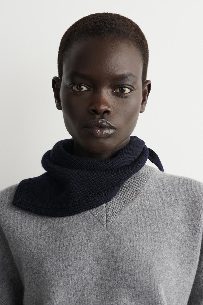 COS メリノウールトライアングルマフラー