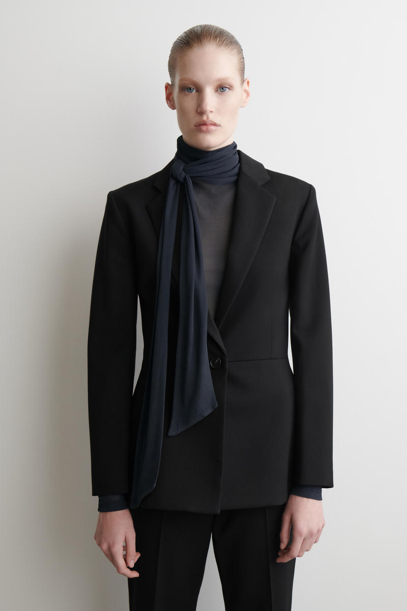 只今お値下げ中！　PLEATS PLEASE 　スカーフ付きトップス SCARF-DETAIL SILK TOP スカーフディテールシルクトップ｜COS