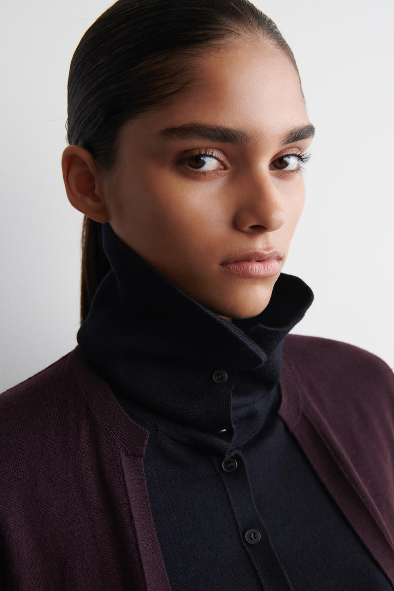 COS レイヤードメリノウールハイネックカーディガン