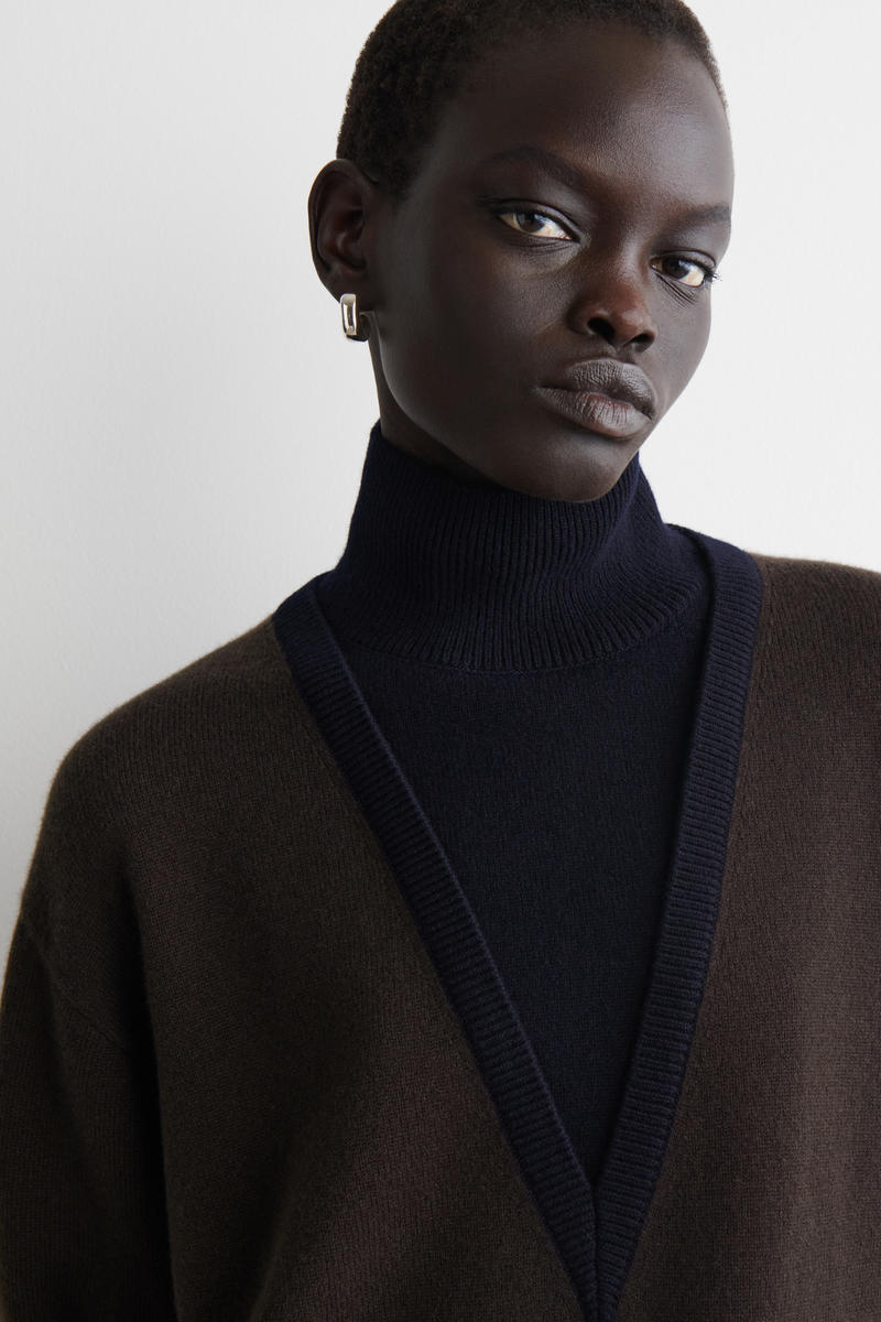 COS レイヤードメリノウールハイネックセーター