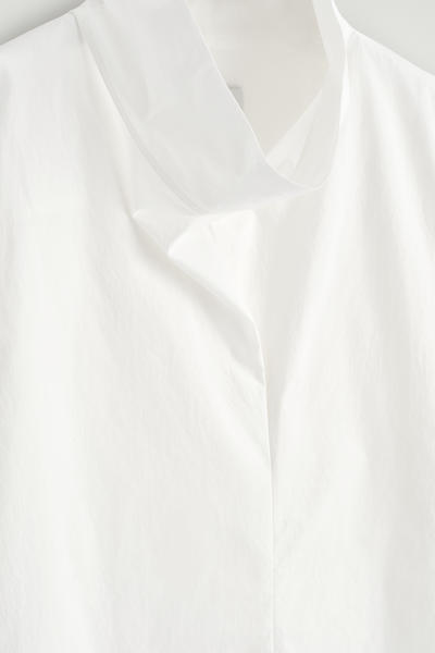 COS ファネルネック コットンシャツ