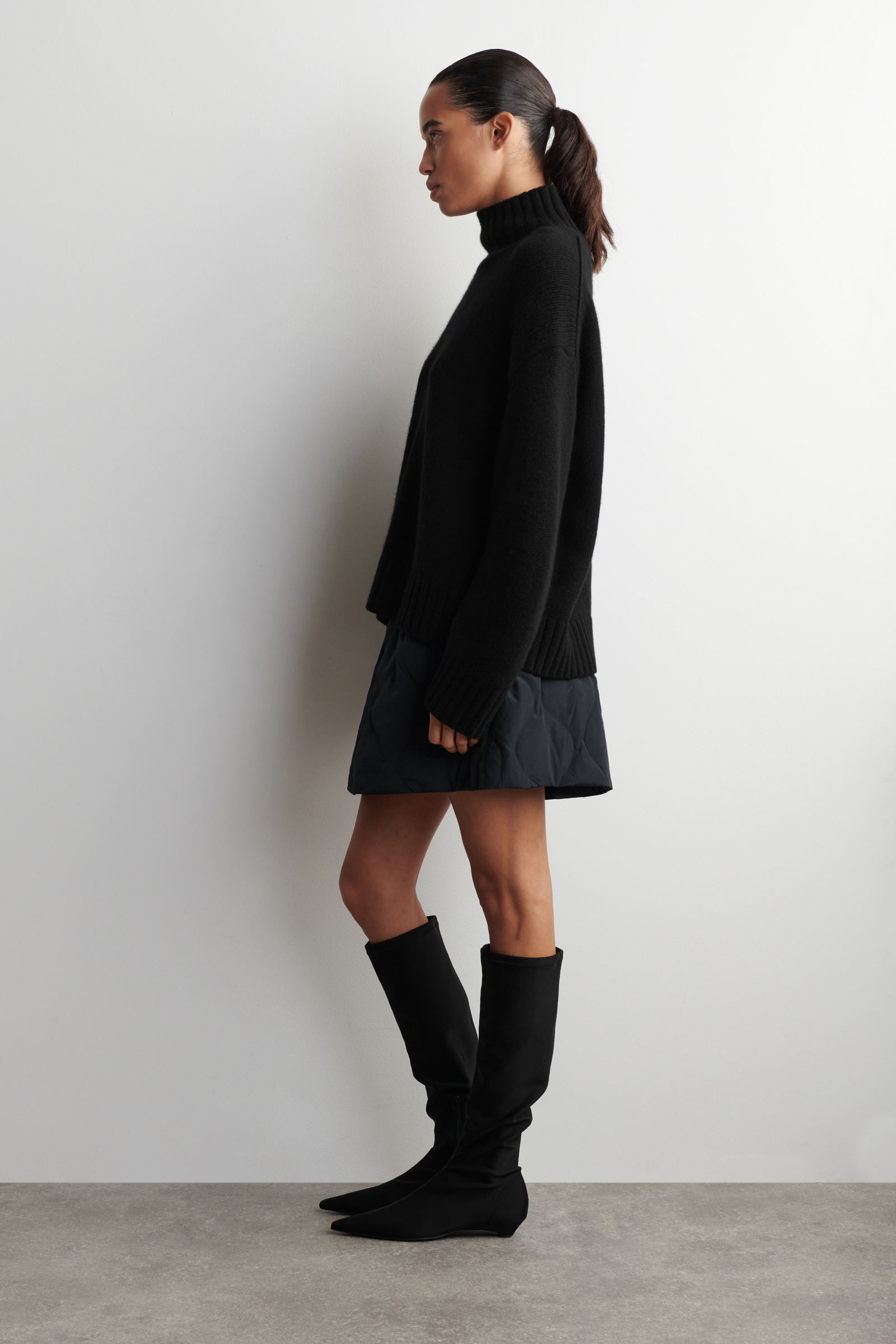 QUILTED DOWN MINI SKIRT キルティング ミニスカート ネイビー｜COS