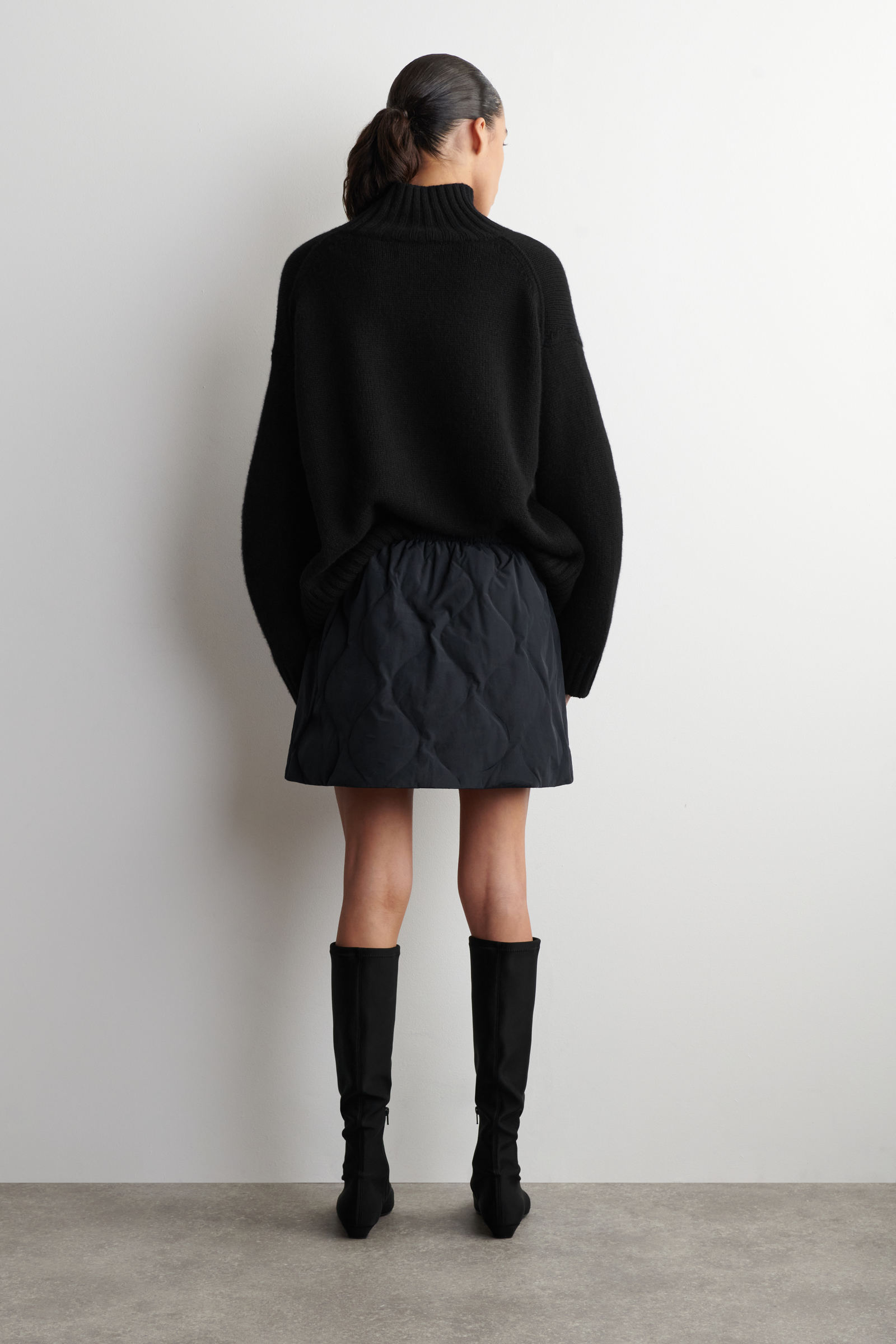 QUILTED DOWN MINI SKIRT キルティング ミニスカート ネイビー｜COS