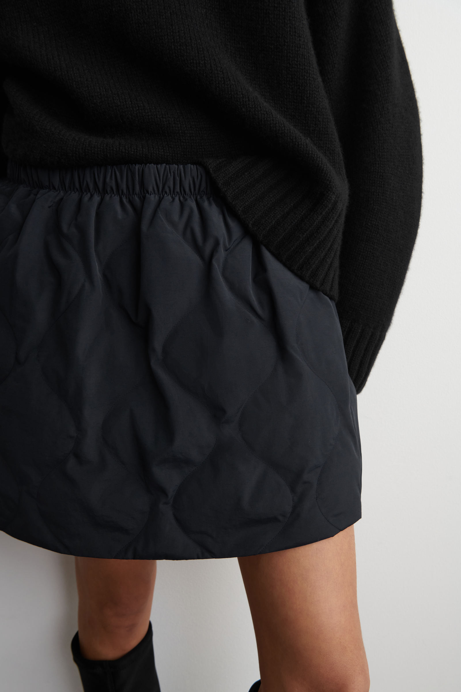 QUILTED DOWN MINI SKIRT キルティング ミニスカート ネイビー｜COS