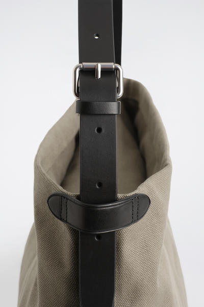 COS ユーティリティ メッセンジャーバッグ - キャンバス素材