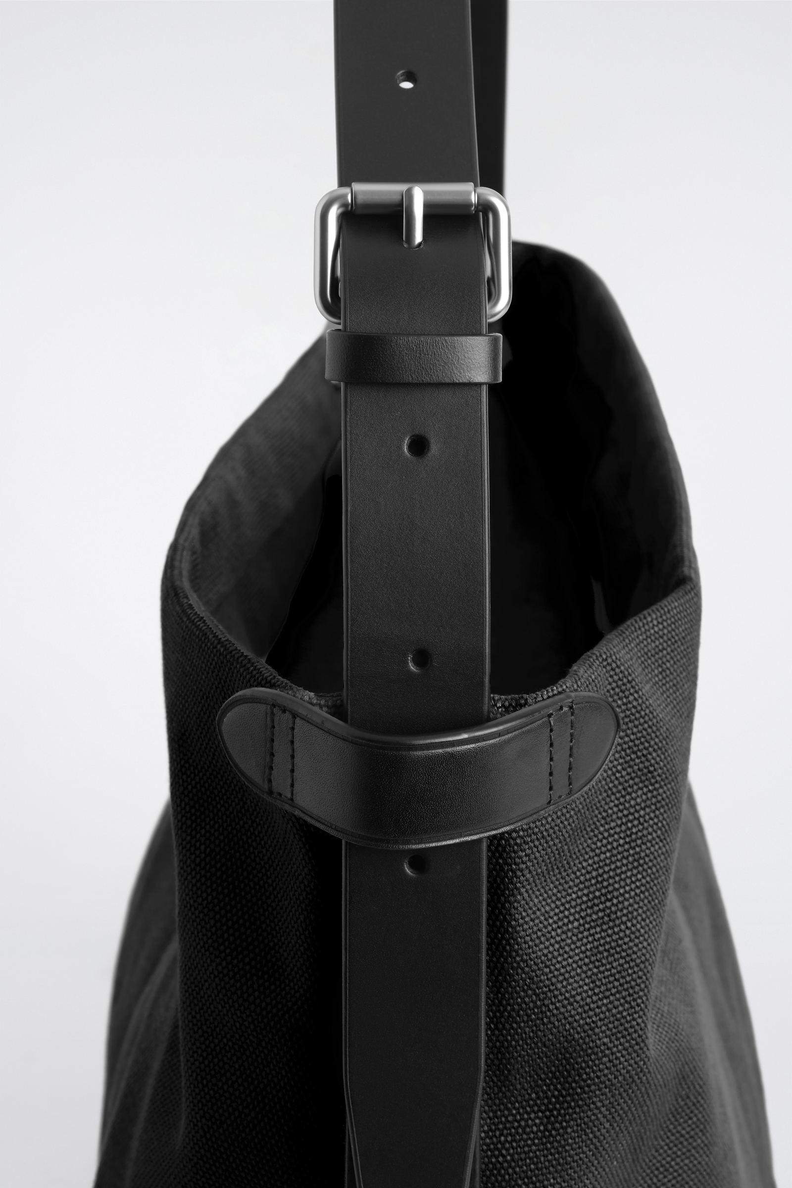 UTILITY MESSENGER BAG - CANVAS ユーティリティ メッセンジャーバッグ