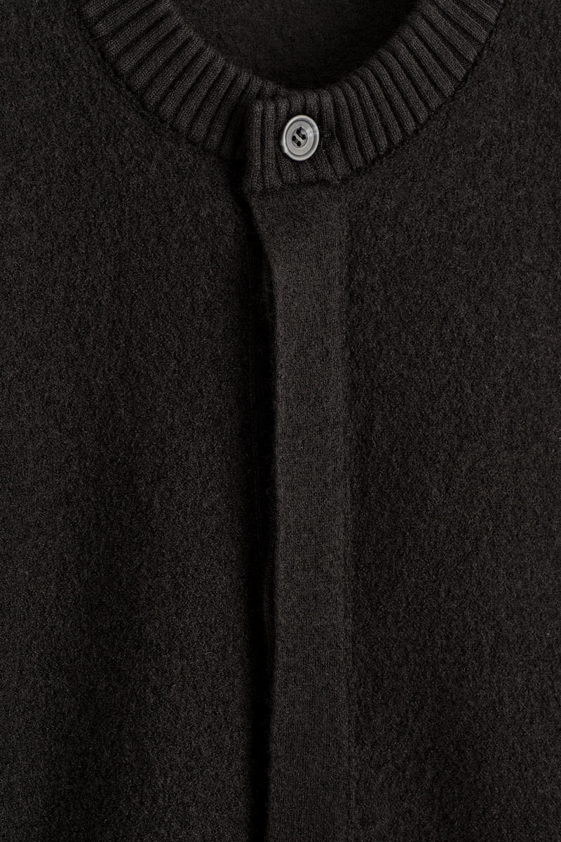 COS ボイルドウールクルーネックカーディガン