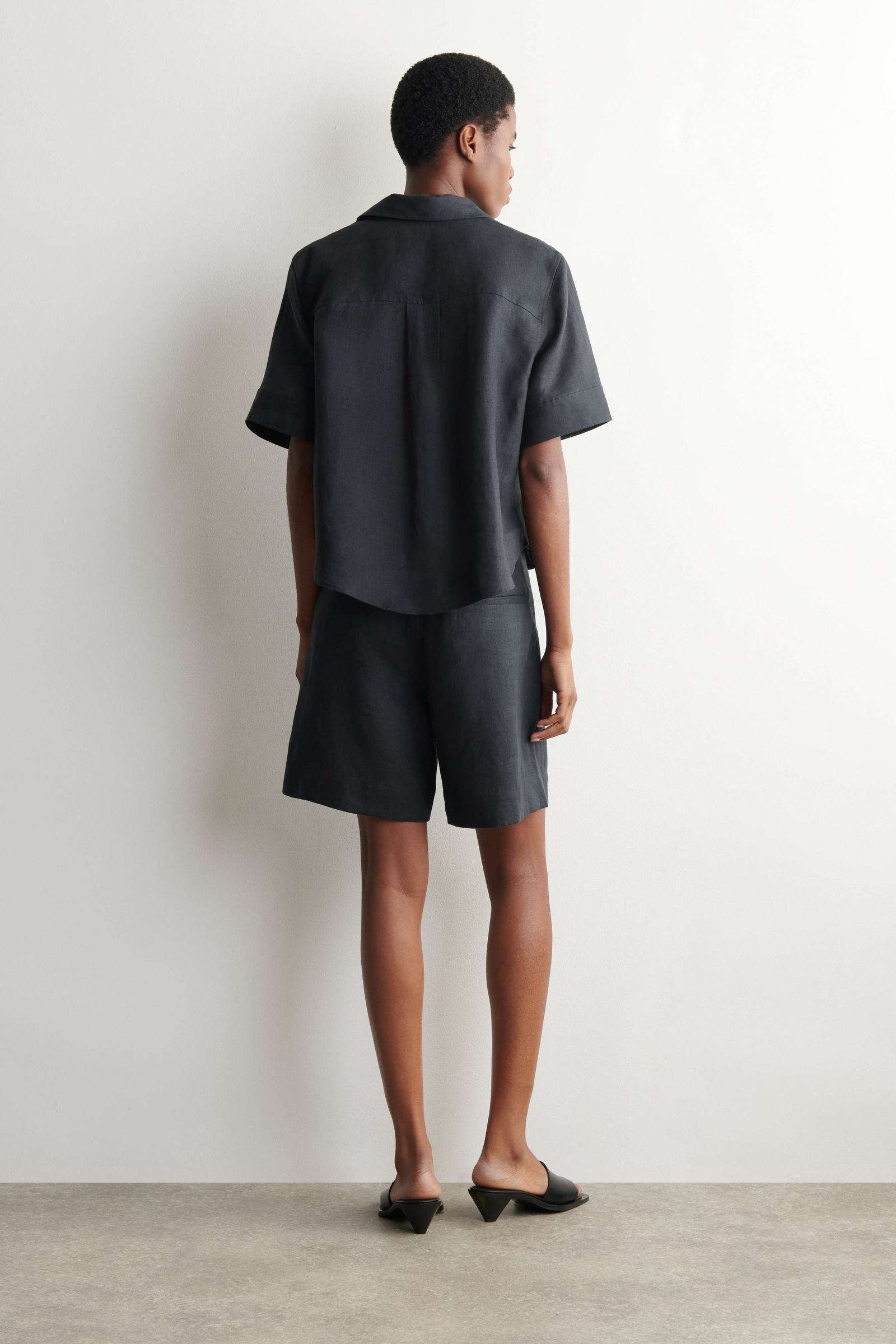 OVERSIZED SHORT-SLEEVED LINEN SHIRT オーバーサイズ半袖リネンシャツ