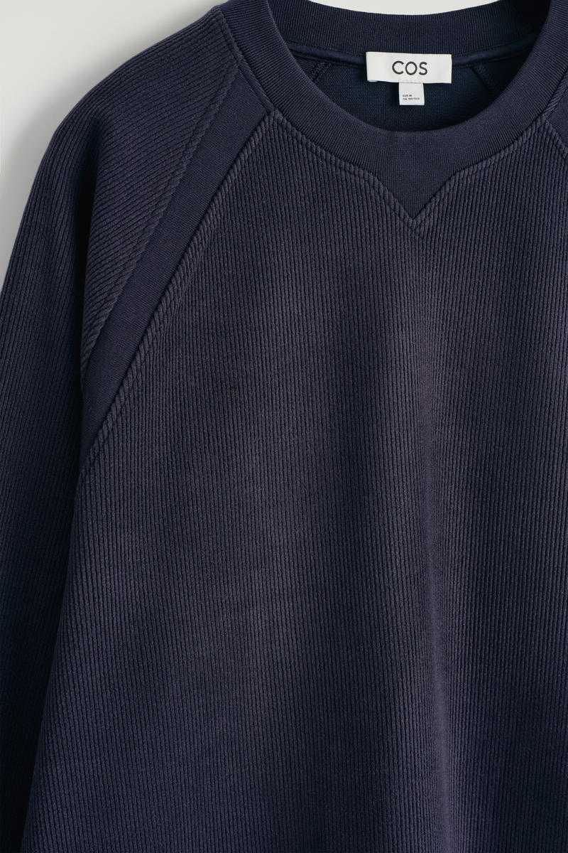 COS コーデュロイジャージースウェットシャツ