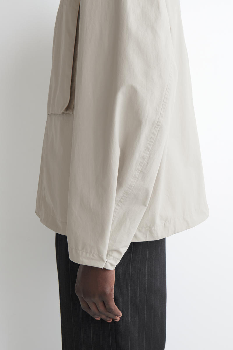 COS テクニカル ウインドブレーカージャケット