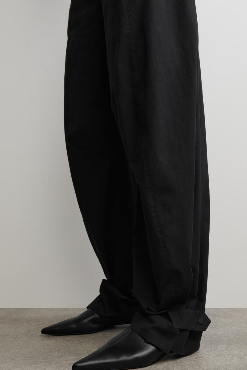 COS ユーティリティバレルレッグカーゴパンツ ブラック BARREL-LEG UTILITY TROUSERS バレルレッグユーティリティパンツ