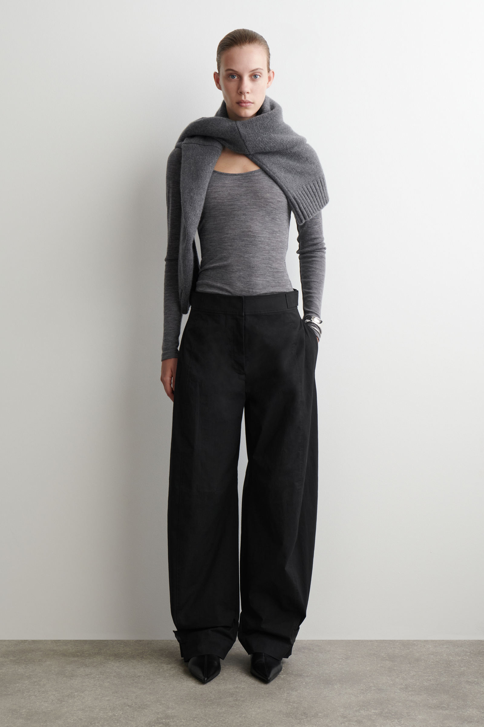UTILITY BARREL-LEG TROUSERS ユーティリティバレルレッグパンツ