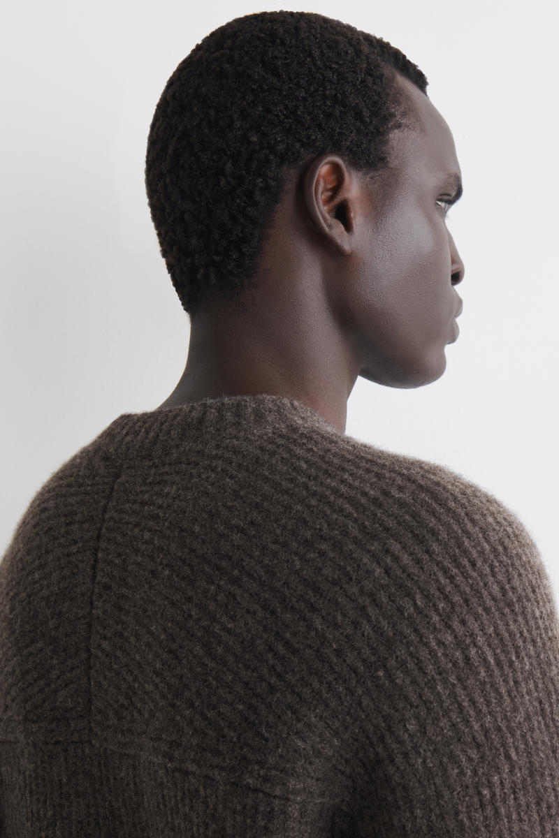 COS オーバーサイズ ウールヤク Vネックセーター