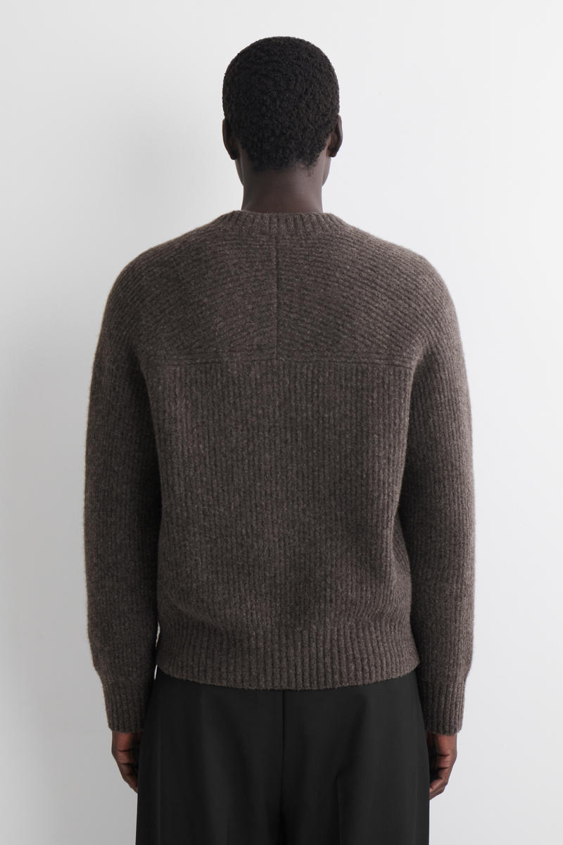 COS オーバーサイズ ウールヤク Vネックセーター