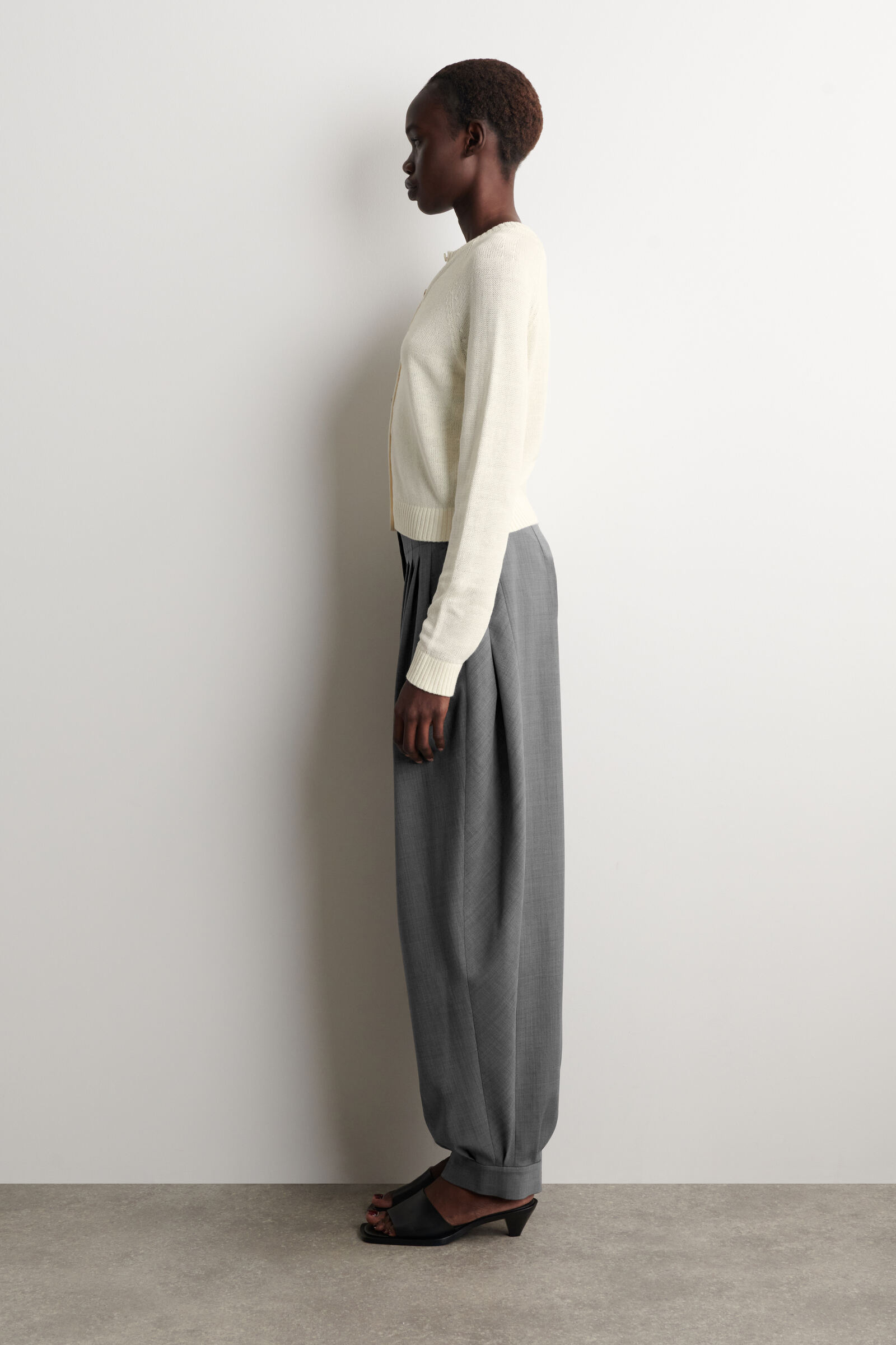 新品 COS ニットリネンカーディガン アイボリー Sサイズ KNITTED LINEN CARDIGAN ニットリネンカーディガン エクリュ｜COS コス