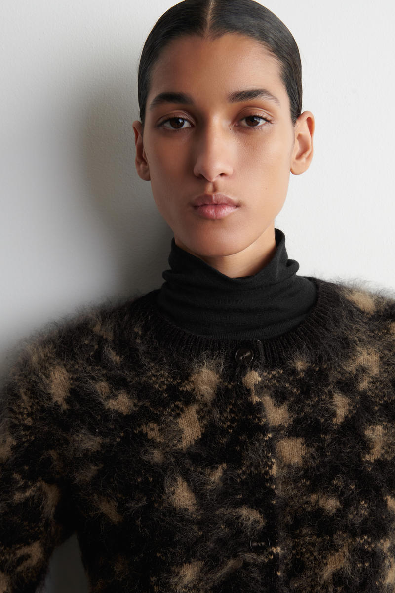 COS アニマルジャカードメリノウールカーディガン