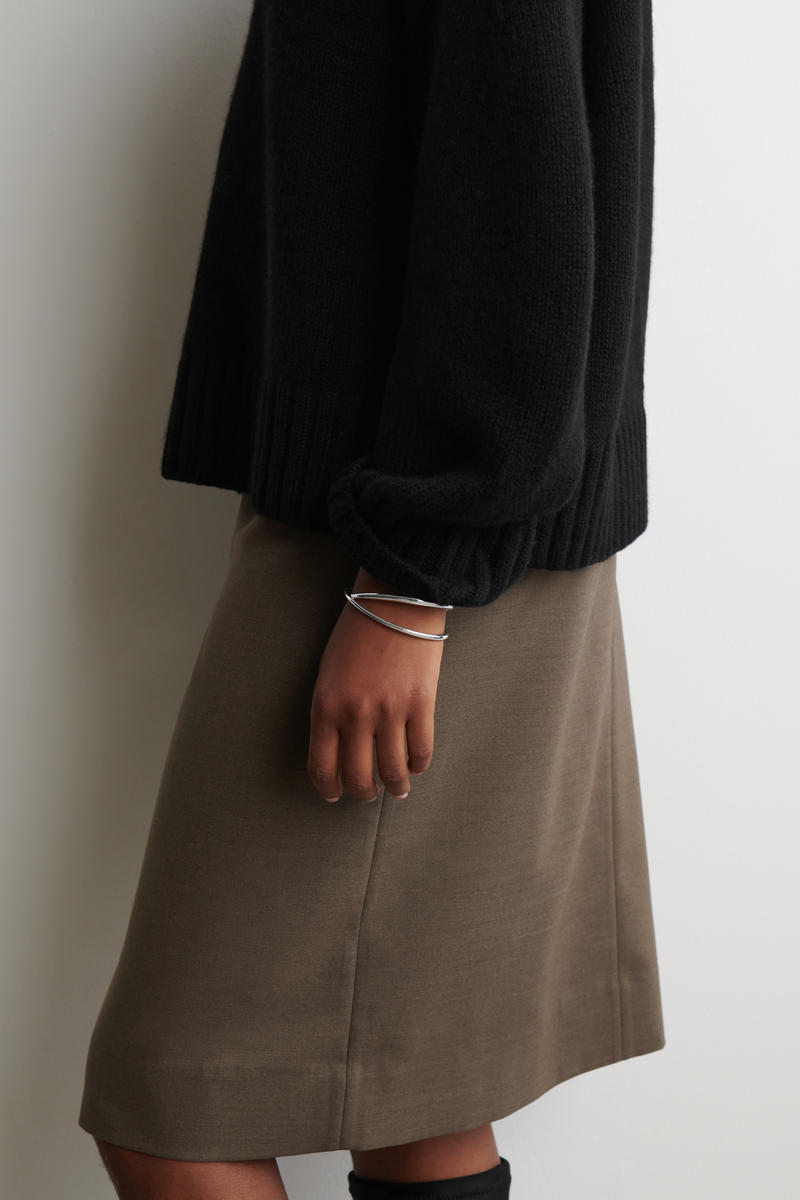 COS スリムダブルラップカフス