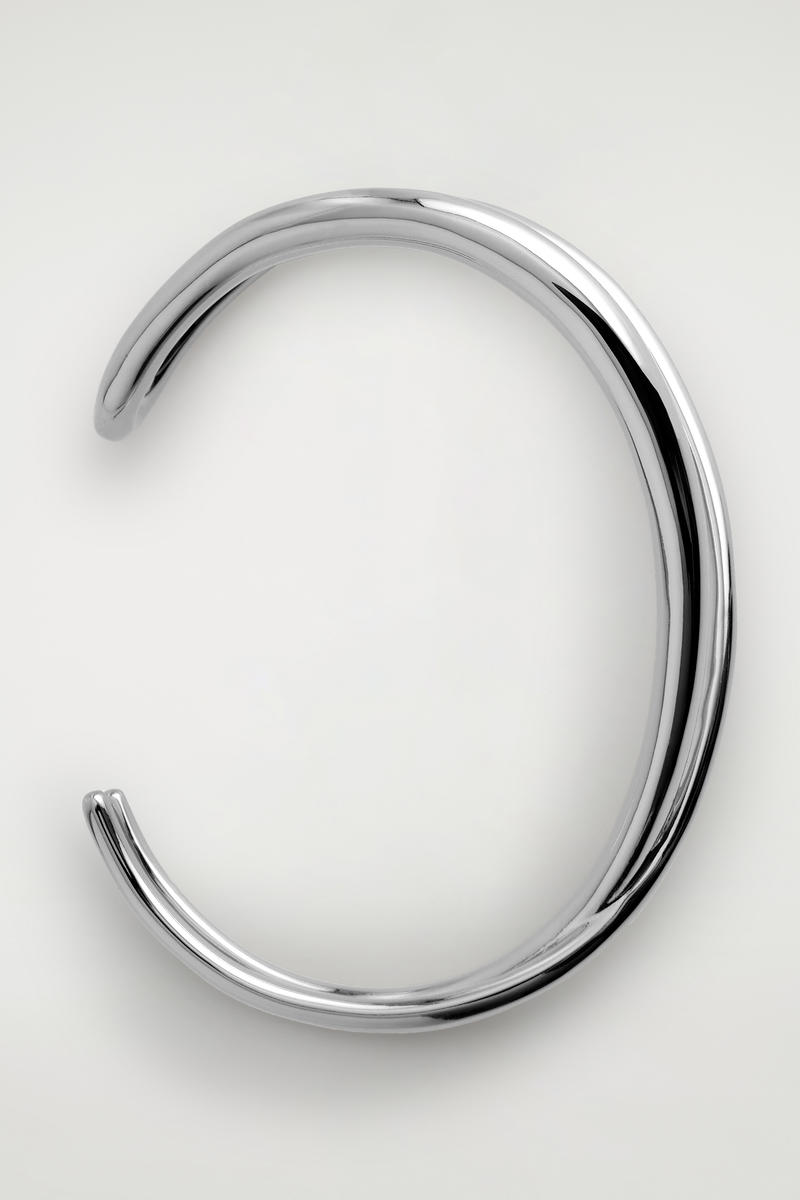 COS スリムダブルラップカフス