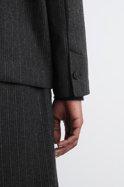 COS ピンストライプ ウールラップブレザー