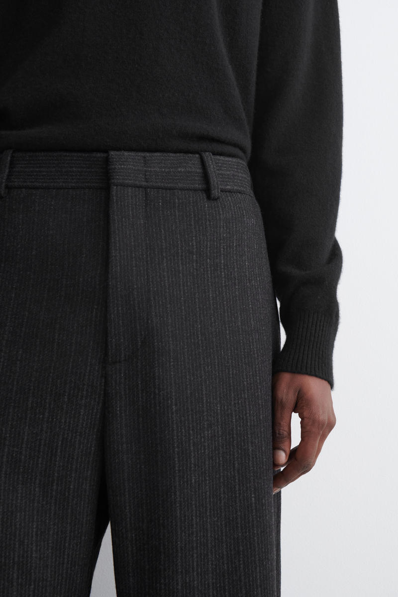 COS ストライプテーパードパンツ - ウール素材