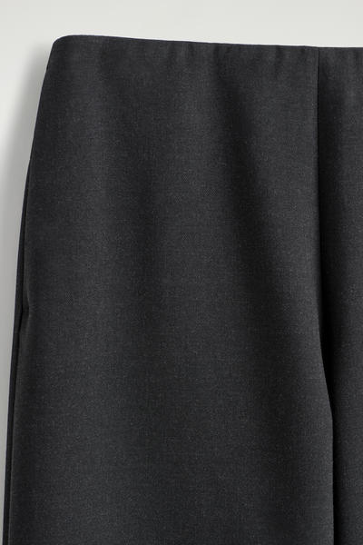 COS バレルレッグトラウザーズ