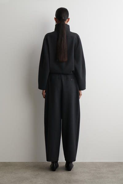 COS バレルレッグトラウザーズ