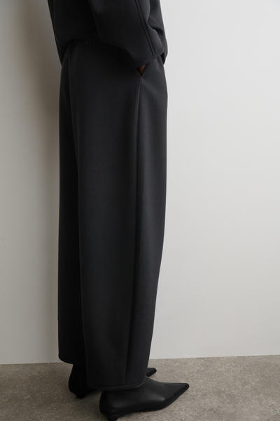 COS バレルレッグトラウザーズ