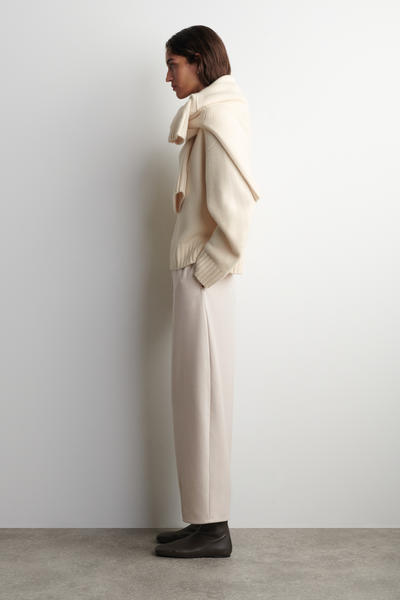 COS バレルレッグトラウザーズ