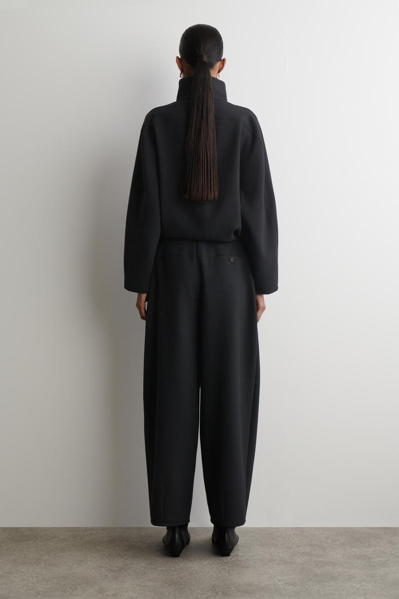 COS バレルレッグトラウザーズ