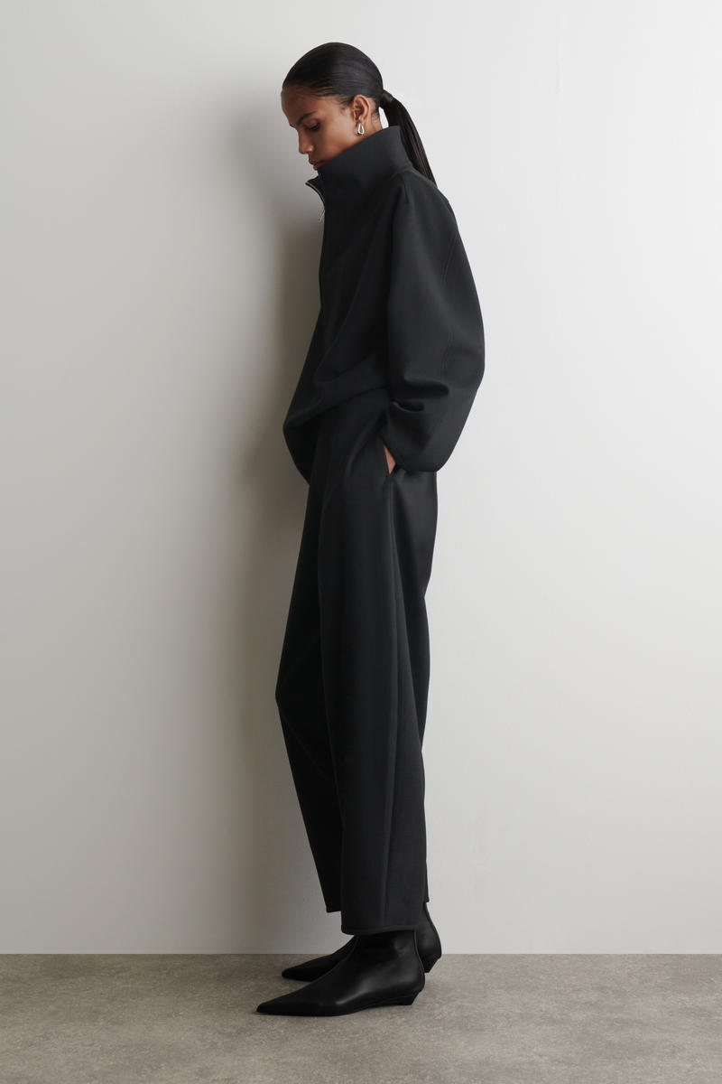 COS バレルレッグトラウザーズ