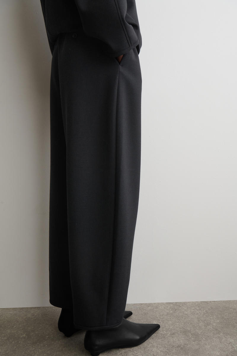 COS バレルレッグトラウザーズ