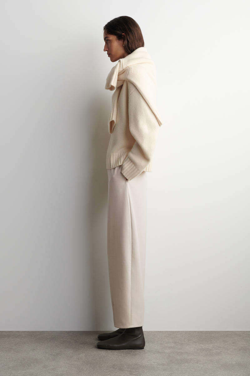 COS バレルレッグトラウザーズ