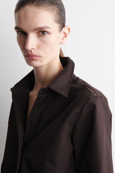 COS 刺繍入りコットンシャツ