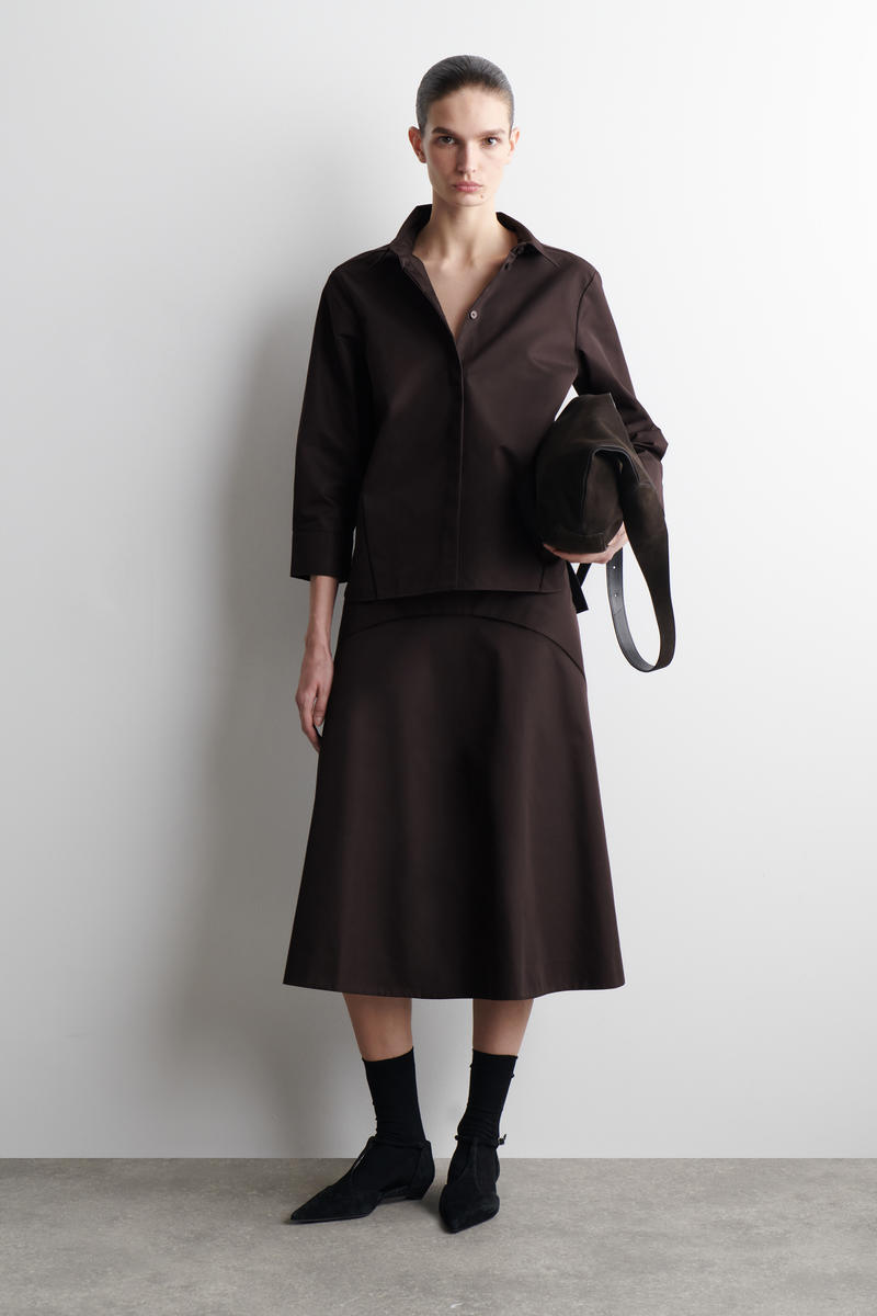 COS 刺繍入りコットンシャツ