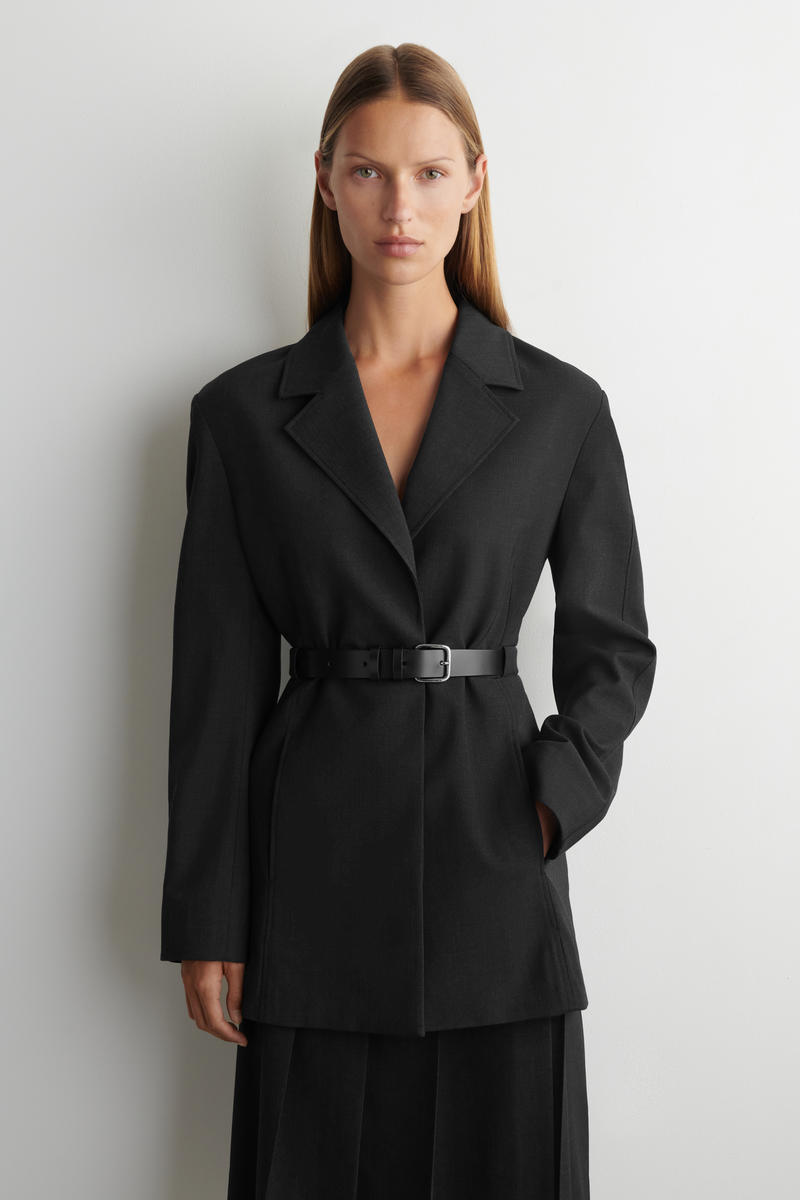 COS ベルト付きウール混ブレザー