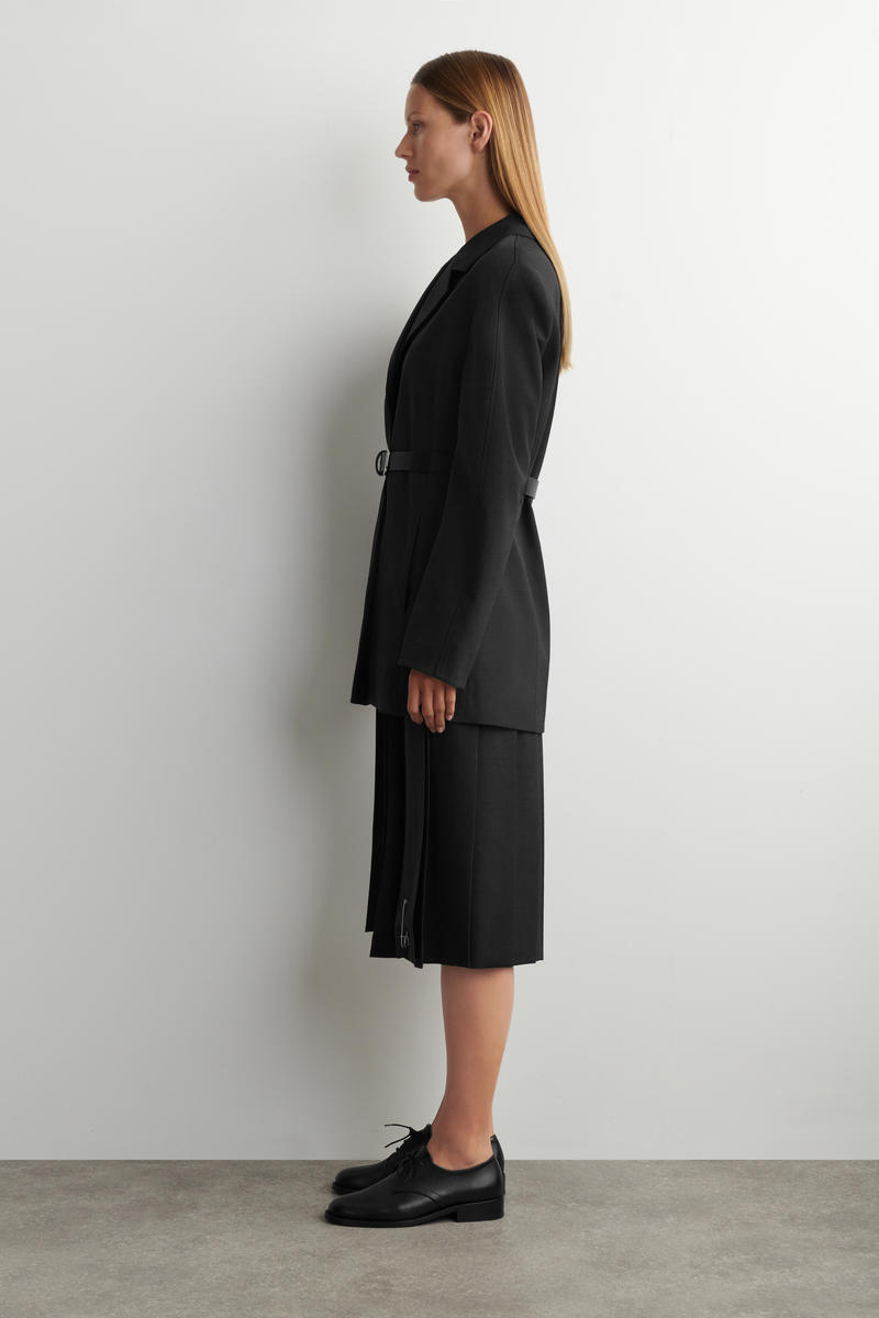 COS ベルト付きウール混ブレザー