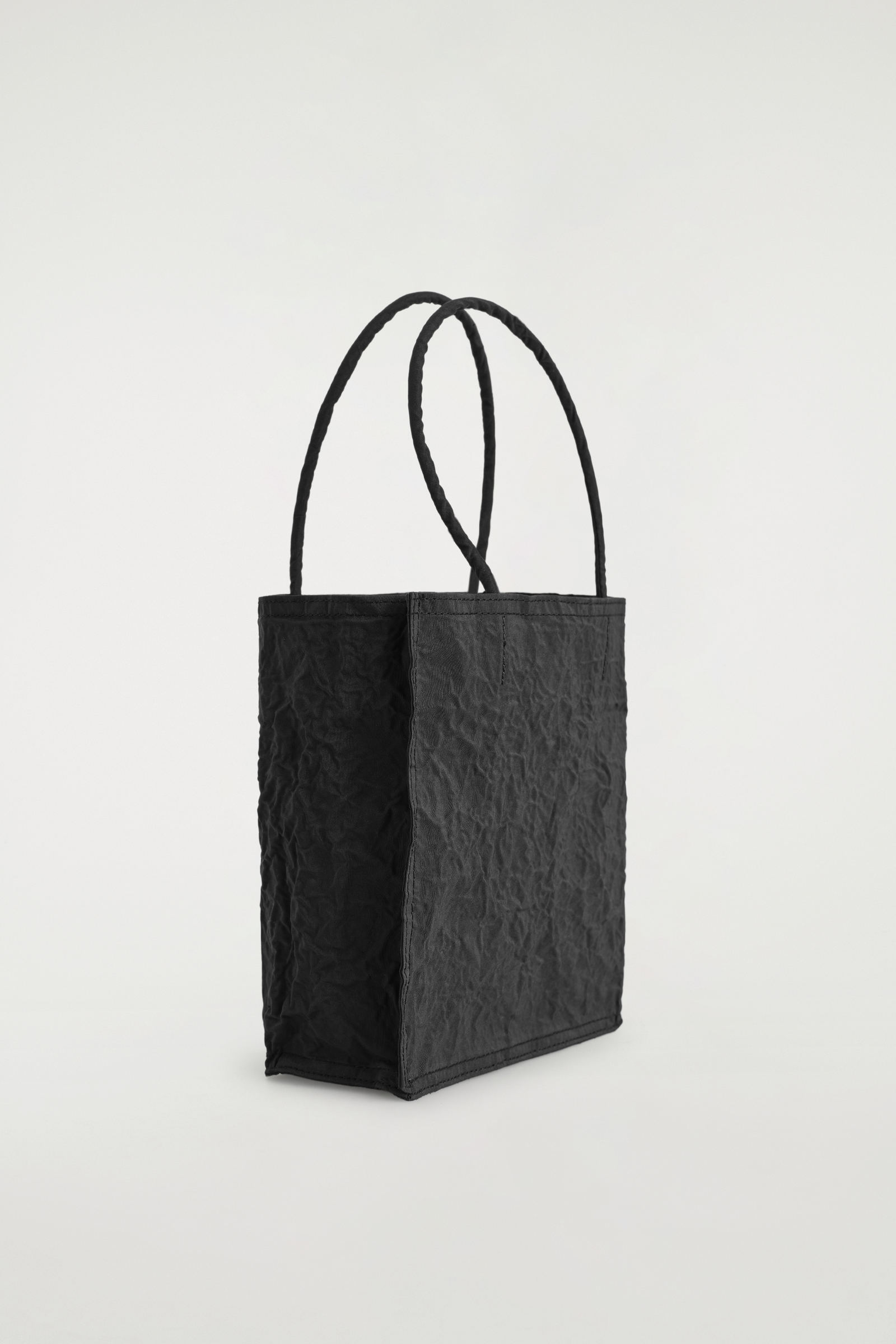 MINI CRINKLED TOTE BAG シワ加工 ミニトートバッグ ブラック｜COS 