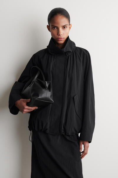 COS ナイロンファンネルネックジャケット