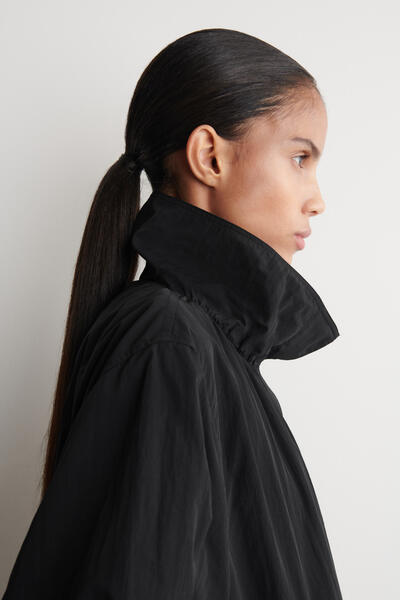 COS ナイロンファンネルネックジャケット