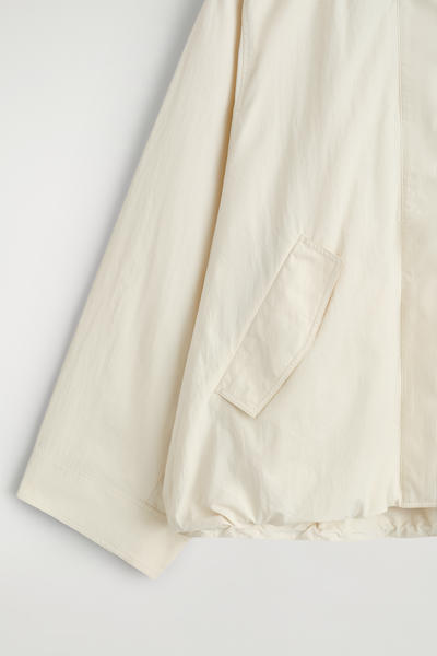 COS ナイロンファンネルネックジャケット