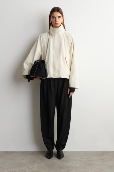 COS ナイロンファンネルネックジャケット