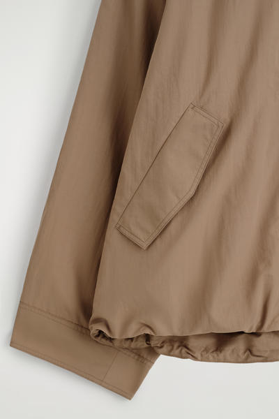 COS ナイロンファンネルネックジャケット