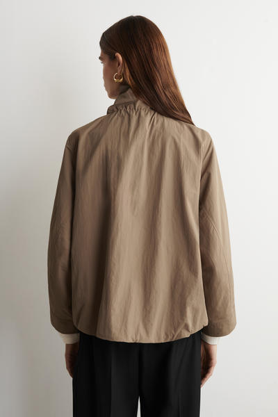 COS ナイロンファンネルネックジャケット