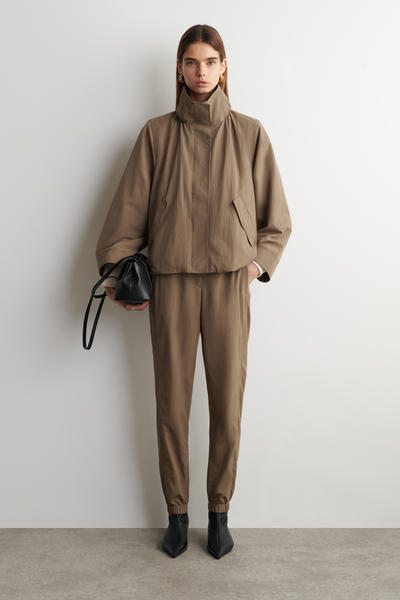 COS ナイロンファンネルネックジャケット