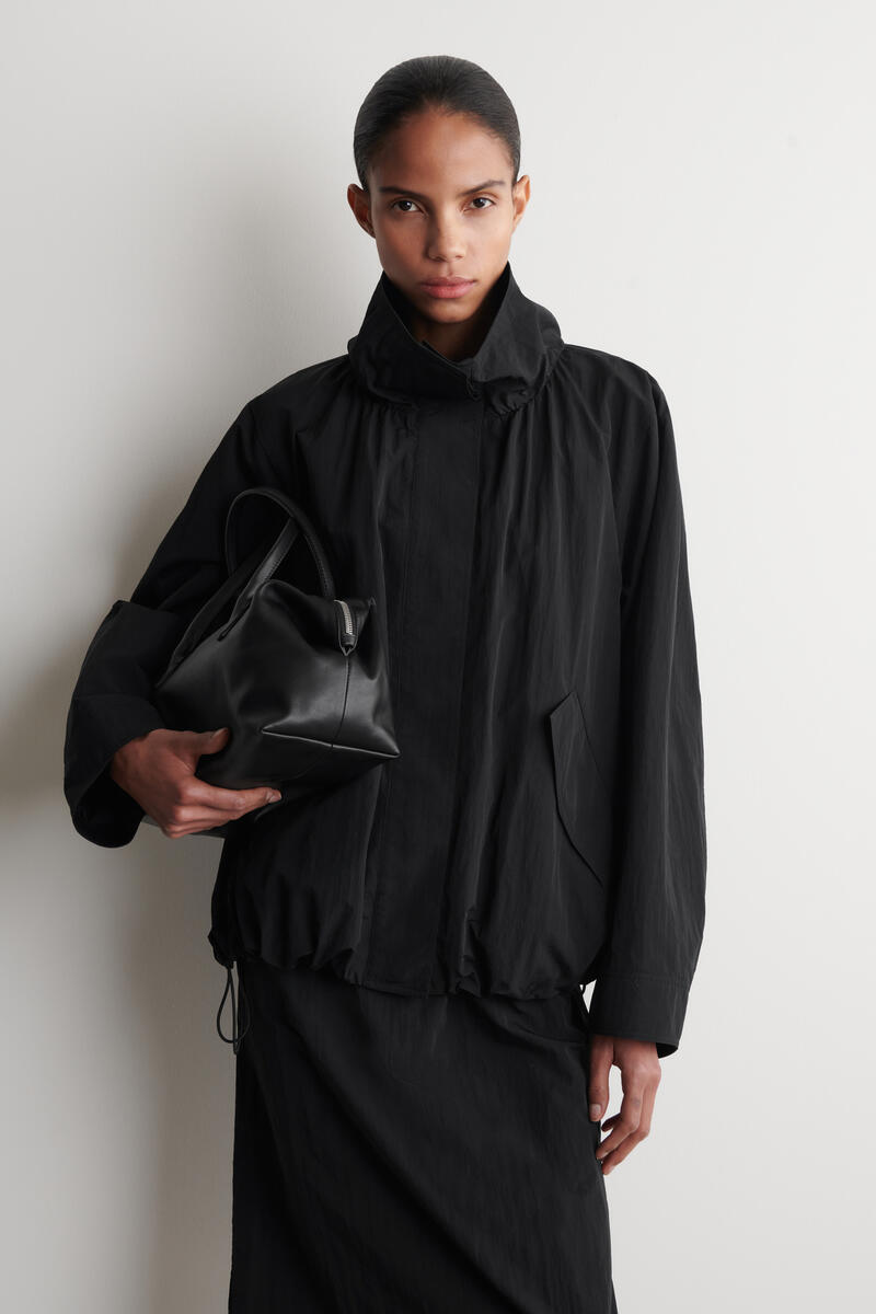 COS ナイロンファンネルネックジャケット