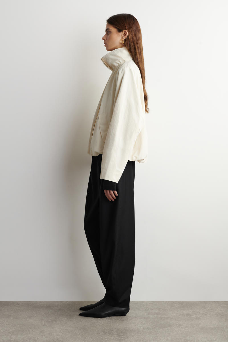 COS ナイロンファンネルネックジャケット