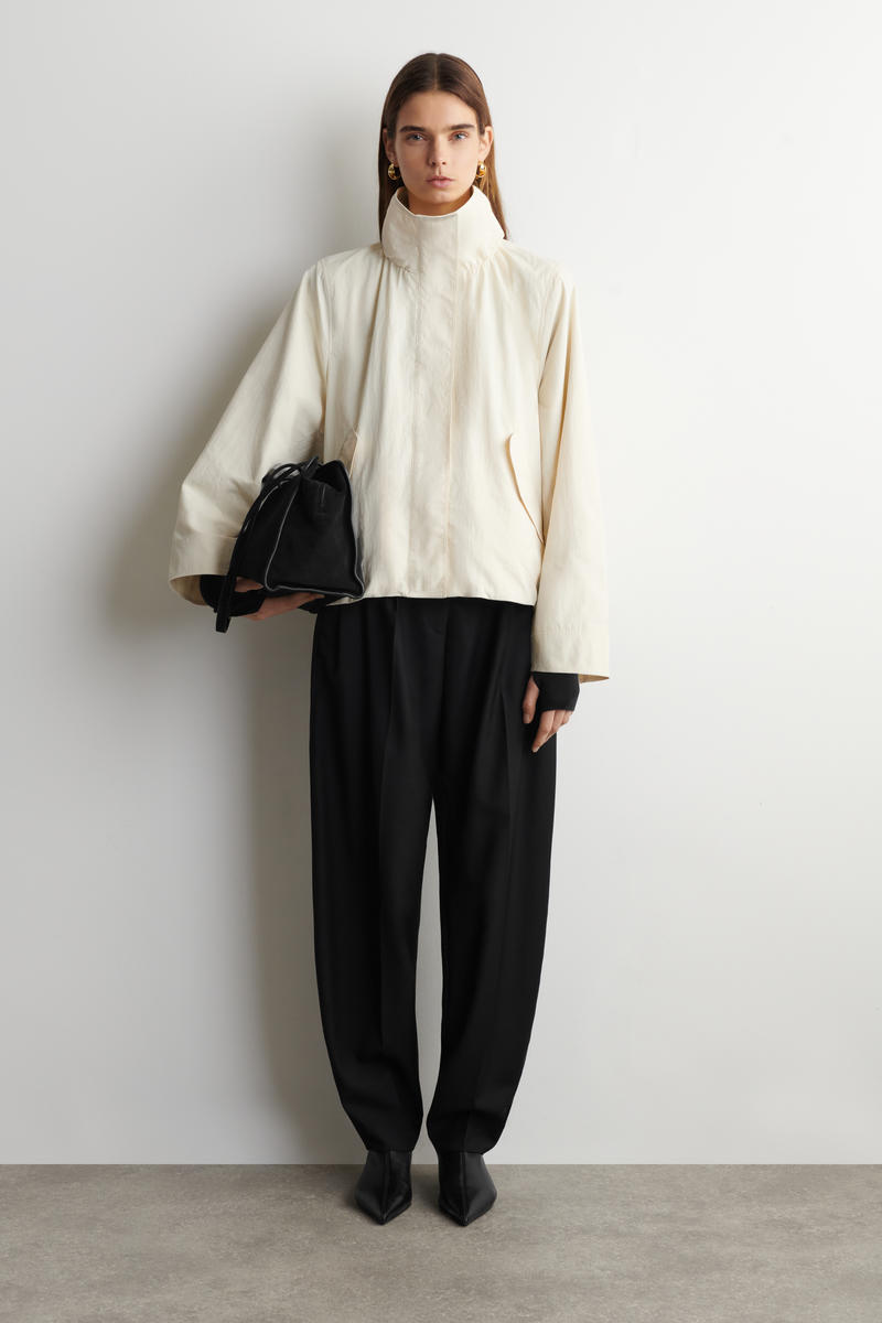 COS ナイロンファンネルネックジャケット