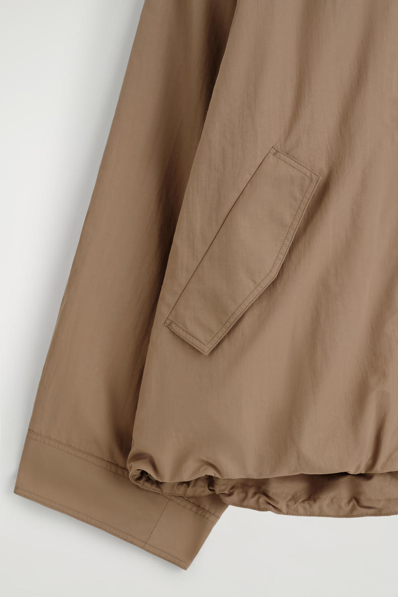 COS ナイロンファンネルネックジャケット